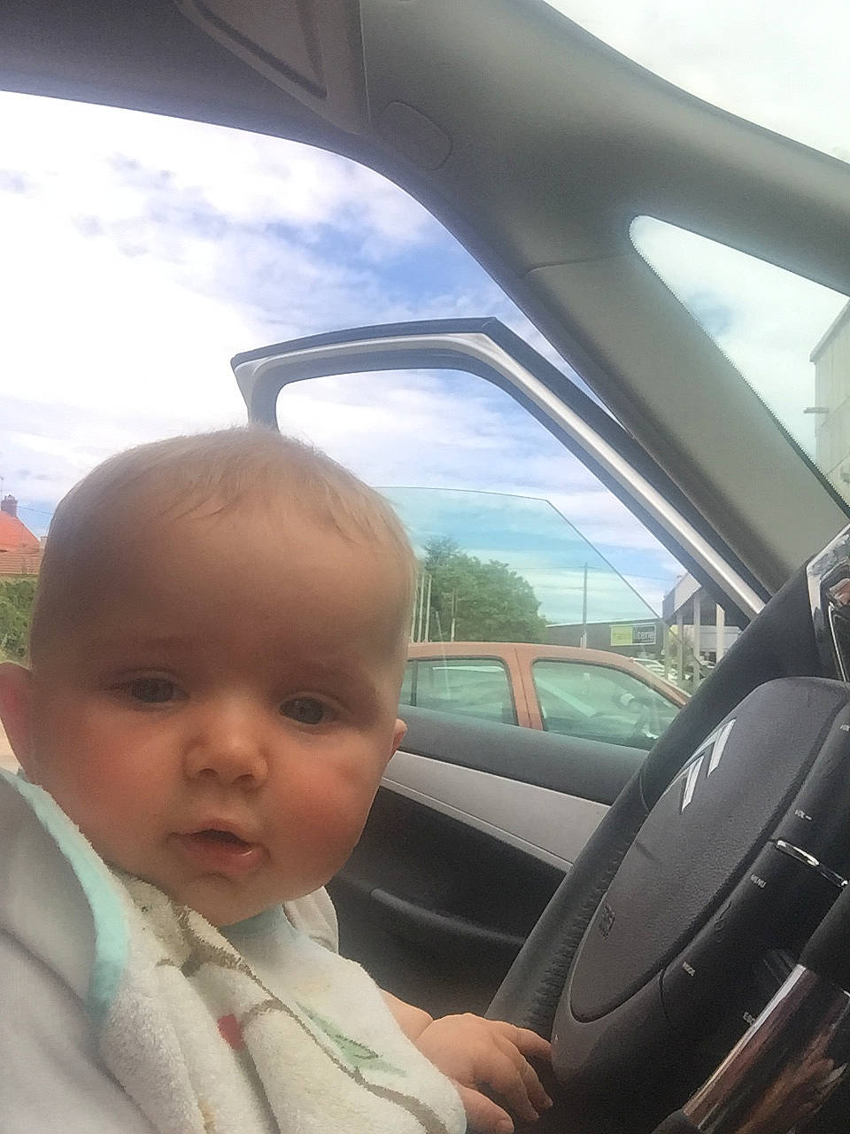 Melinda participe au concours pour gagner de l'argent avec cette photo : auto_part, automotive_window_part, baby, car, car_seat, child, driving, face, family_car, head, person, skin, steering_part, steering_wheel, toddler, vehicle, vehicle_door, windshield