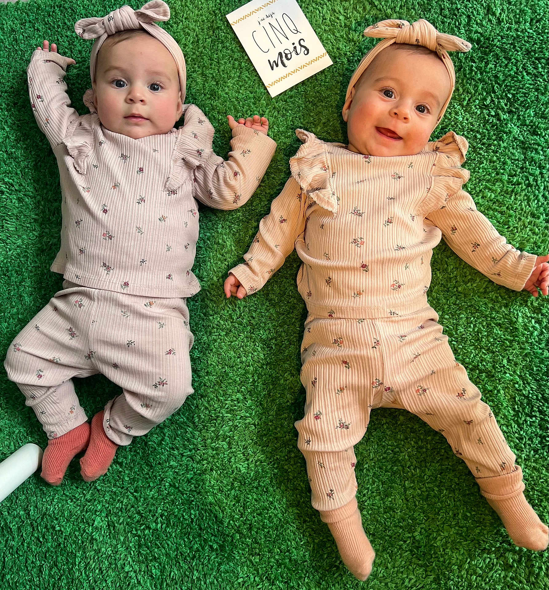 Alba a rejoint le concours — aidez-le/la à gagner de superbes lots ! baby, infant, twin, pajamas, headband, carpet, green, milestone_card, lying_down, cute, smiling, happy, child, floor, indoors, person, portrait, clothing, sock, baby_girl