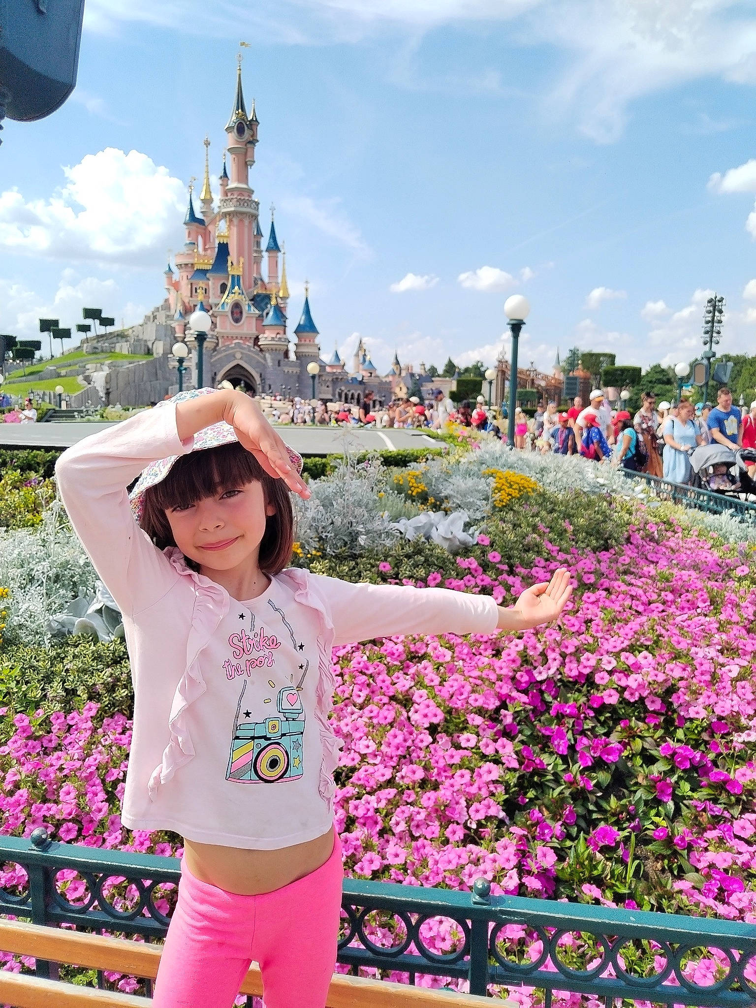 Eva a rejoint le concours — aidez-le/la à gagner de superbes lots ! beauty, botany, cloud, eyewear, flower, fun, grass, happy, headwear, joy, leisure, magenta, people_in_nature, person, petal, pink, plant, recreation, sky, spring
