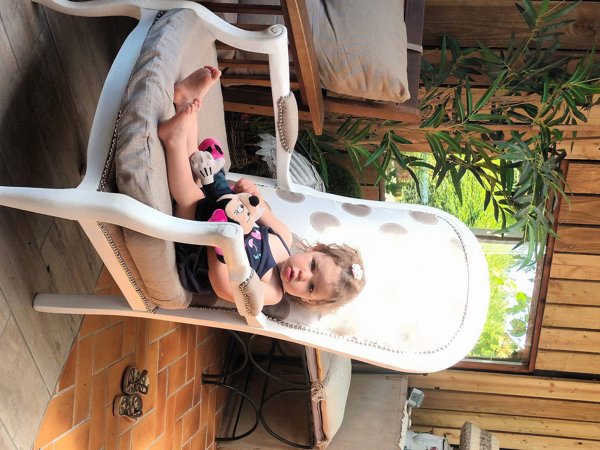 Leïla a rejoint le concours — aidez-le/la à gagner de superbes lots ! child, comfort, eyewear, fawn, flesh, foot, fun, happy, human_leg, leisure, outdoor_furniture, person, plant, room, sitting, sunlounger, thigh, toy, tree, vacation