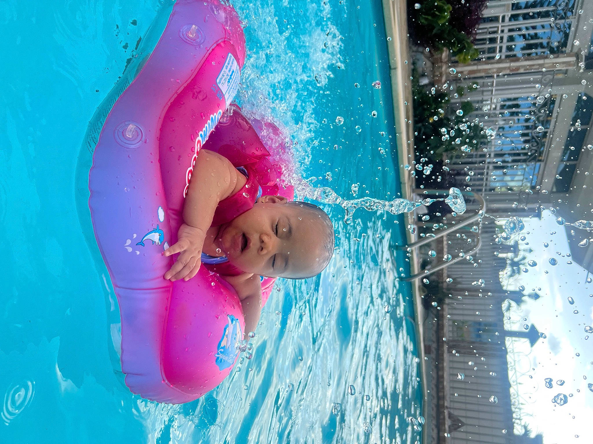 Jannah participe au concours pour gagner de l'argent avec cette photo : azure, child, chute, electric_blue, fun, games, happy, hat, leisure, leisure_centre, magenta, person, pink, play, recreation, swimming_pool, water, water_feature, water_park, wave