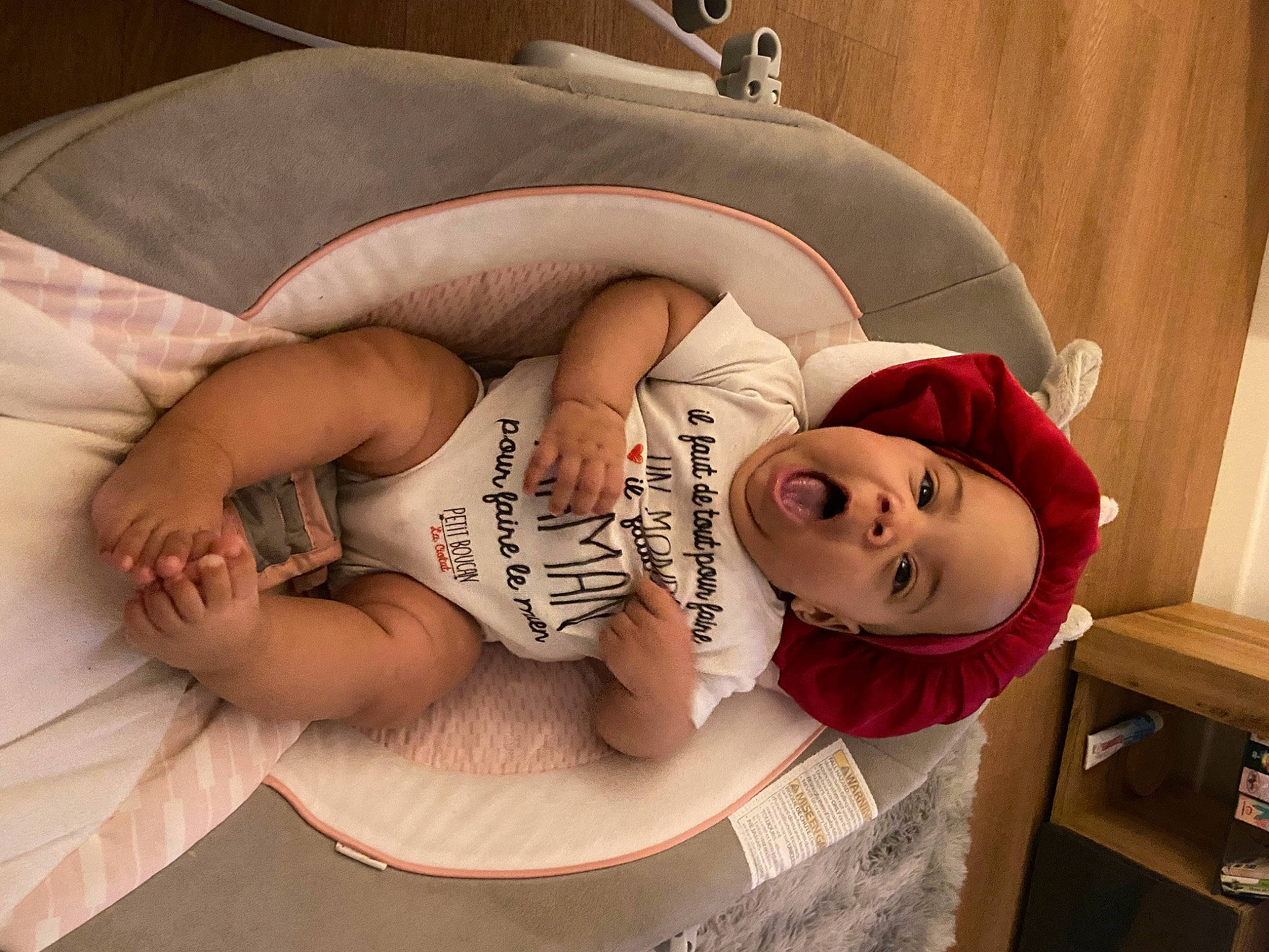 Jannah participe au concours pour gagner de l'argent avec cette photo : abdomen, arm, baby, chest, child, comfort, elbow, eye, eyelash, finger, hand, happy, headgear, human_body, mouth, person, skin, smile, stomach, textile