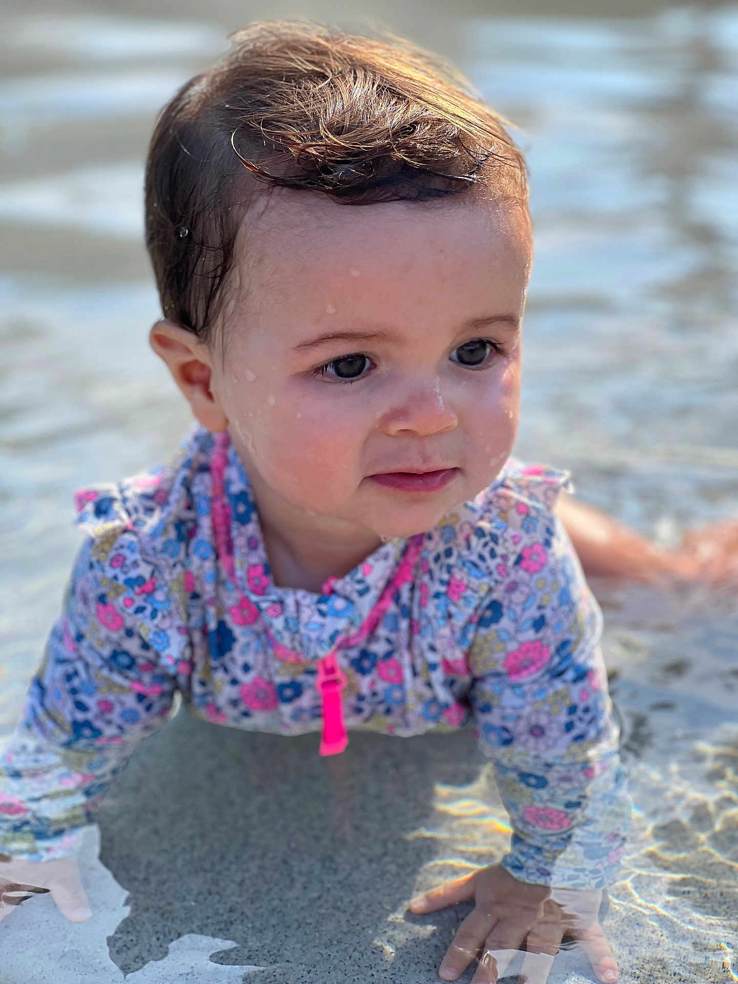 Agathe a rejoint le concours — aidez-le/la à gagner de superbes lots ! toddler, child, water, swimsuit, floral_pattern, wet_hair, shallow_water, hands, face, curious, playing, outdoor, sunlight, skin, young_child, summer, nature, exploring, cute, baby