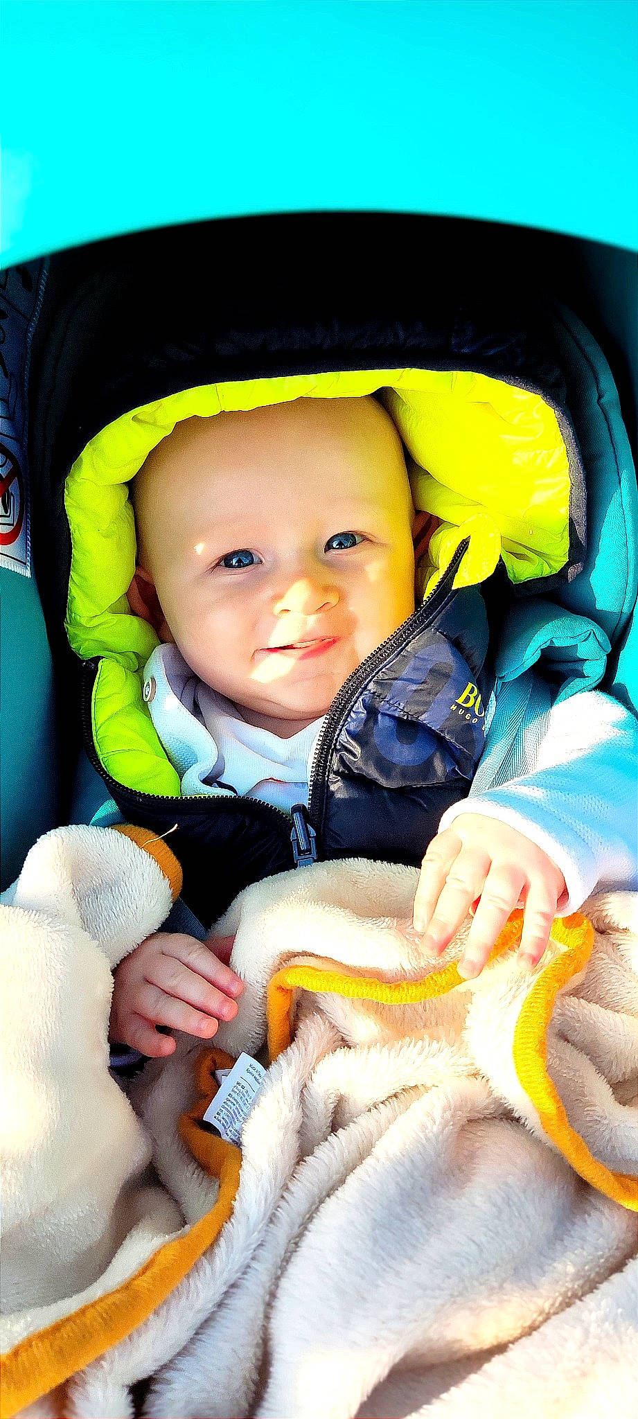 Pablo participe au concours pour gagner de l'argent avec cette photo : baby, baby_carriage, baby_in_car_seat, baby_products, baby_safety, baby_toddler_clothing, cheek, child, comfort, green, orange, outerwear, person, photograph, product, skin, smile, snapshot, toddler, white