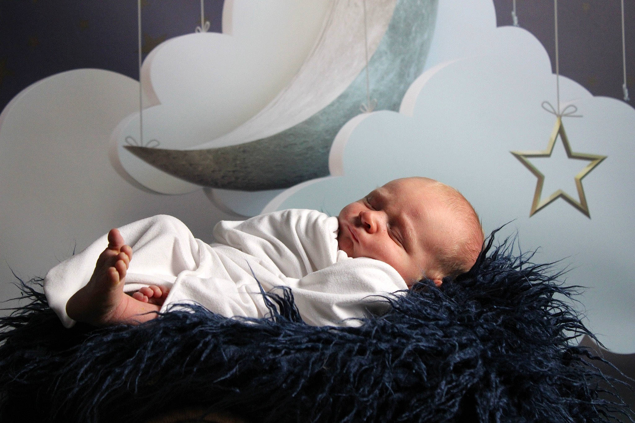 Pablo a rejoint le concours — aidez-le/la à gagner de superbes lots ! baby, bedding, bedtime, child, comfort, couch, flash_photography, fun, fur, grass, hairstyle, happy, headgear, linens, nap, person, room, sitting, skin, textile