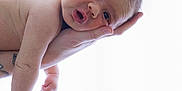 Léonn a rejoint le concours — aidez-le/la à gagner de superbes lots ! arm, baby, bodypart, diaper, face, finger, frown, hand, happy, head, mouth, newborn, person, photography, portrait, sad, smile, wrist