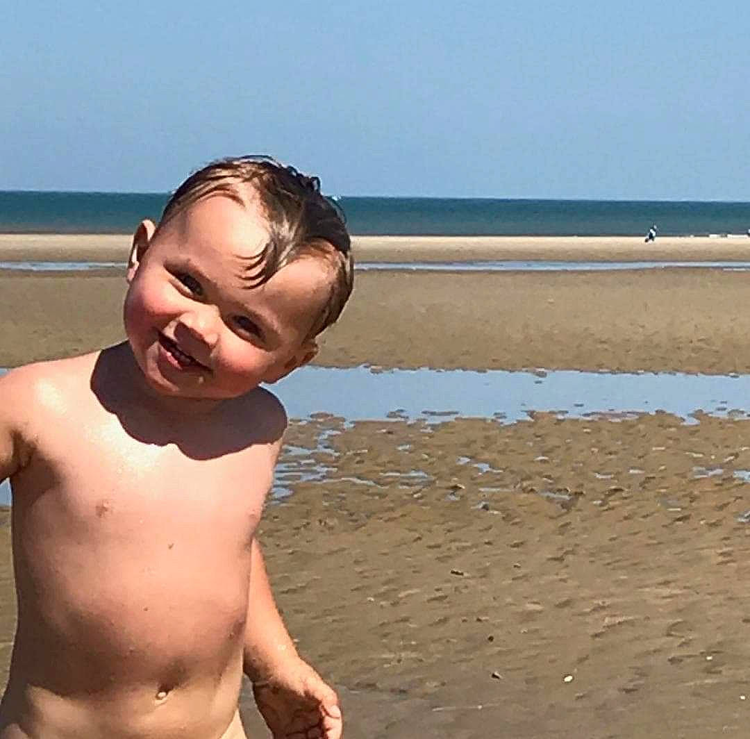 Mayron a rejoint le concours — aidez-le/la à gagner de superbes lots ! barechested, beach, chest, child, fun, joy, muscle, neck, ocean, person, sand, sea, smile, summer, trunk, vacation