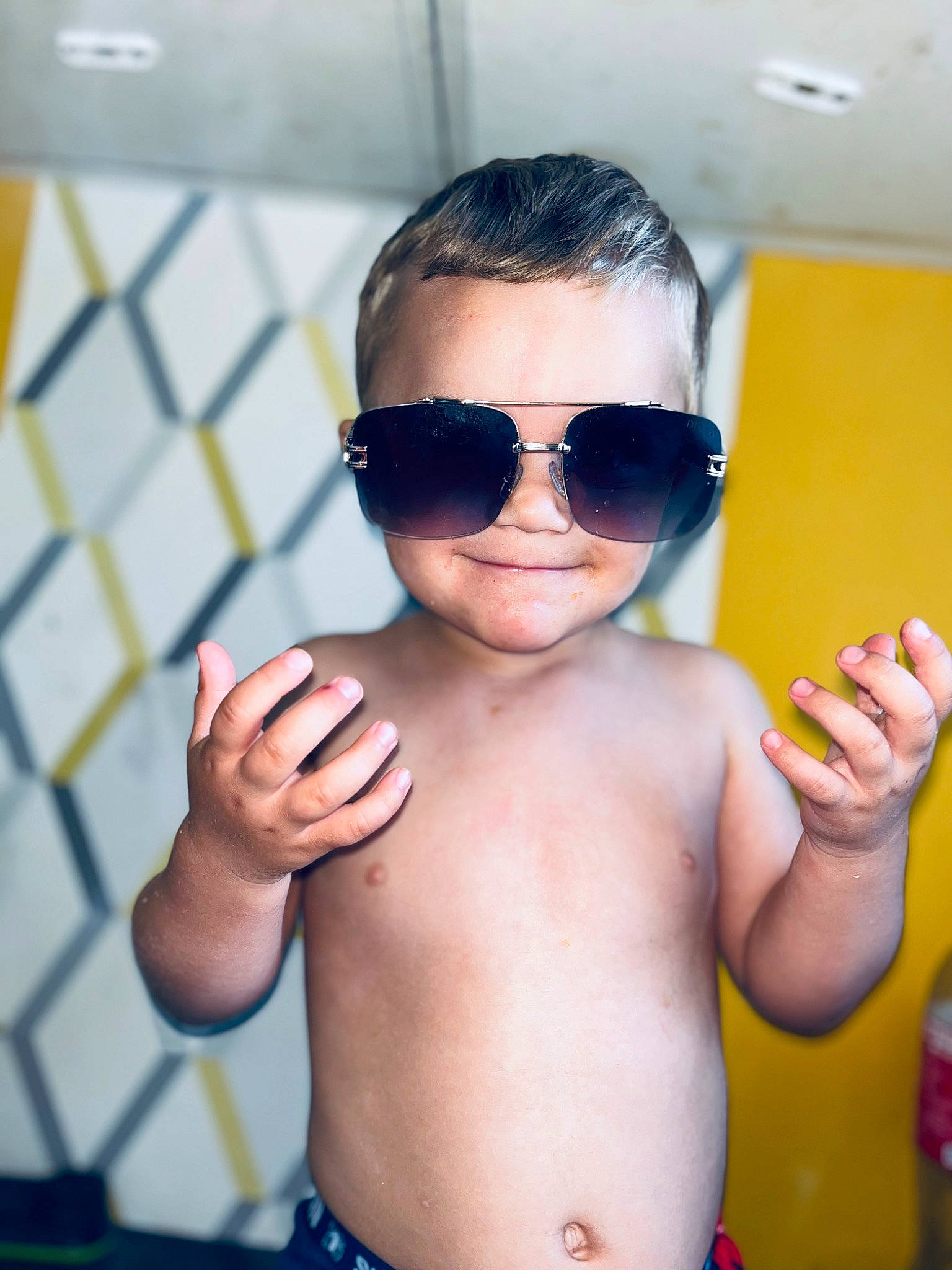 Keydan a rejoint le concours — aidez-le/la à gagner de superbes lots ! barechested, black_hair, chest, chin, eye_glass_accessory, eyewear, finger, fun, gesture, glasses, goggles, hand, happy, joy, leisure, lip, person, personal_protective_equipment, recreation, sunglasses