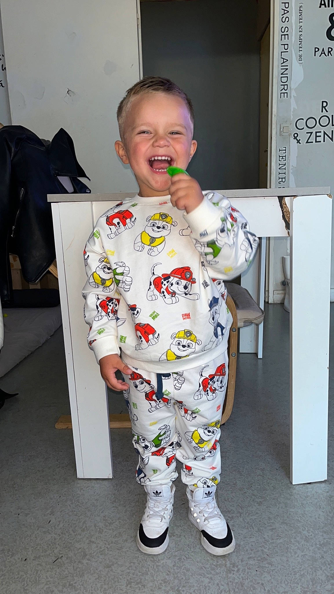 Keydan participe au concours pour gagner de l'argent avec cette photo : baby, baby_laughing, baby_products, baby_toddler_clothing, chair, child, costume, fun, happy, linens, nightwear, pajamas, pattern, person, room, sleeve, smile, sweatpant, t_shirt, toddler