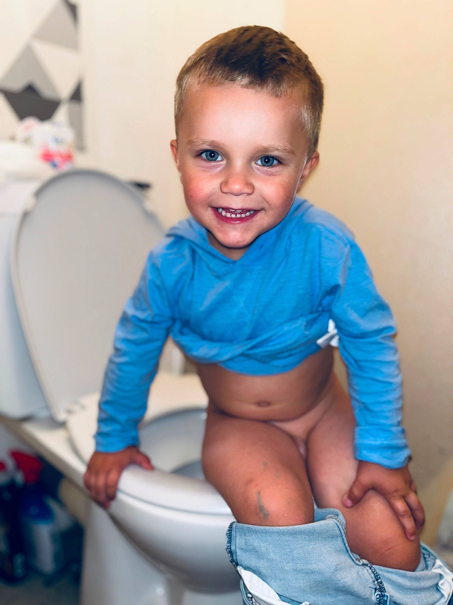 Keydan participe au concours pour gagner de l'argent avec cette photo : abdomen, arm, azure, baby_toddler_clothing, chest, electric_blue, hair, happy, human_body, human_leg, joy, knee, person, shorts, sleeve, smile, stomach, thigh, toddler, trunk