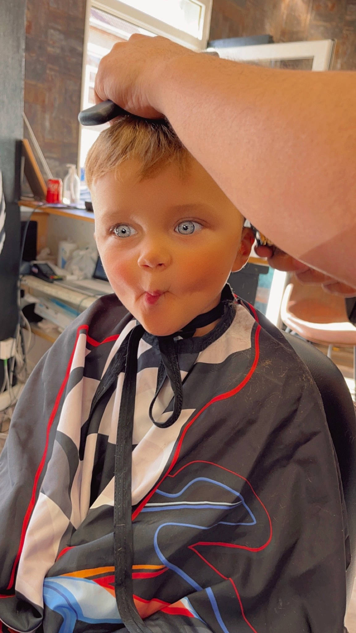 Keydan participe au concours pour gagner de l'argent avec cette photo : audio_equipment, baby, beauty_salon, buzz_cut, child, crew_cut, eyebrow, eyelash, eyewear, fashion_accessory, fun, person, personal_protective_equipment, selfie, sports_gear, strap, t_shirt, toddler, uniform