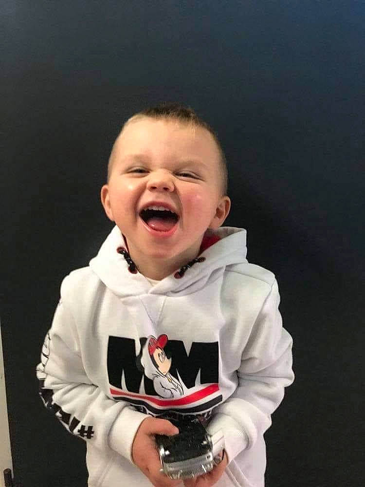 Mayron participe au concours pour gagner de l'argent avec cette photo : baby, baby_toddler_clothing, cheek, child, collar, finger, flash_photography, gesture, glove, happy, jeans, long_sleeved_t_shirt, neck, outerwear, person, sleeve, smile, sportswear, t_shirt, thumb