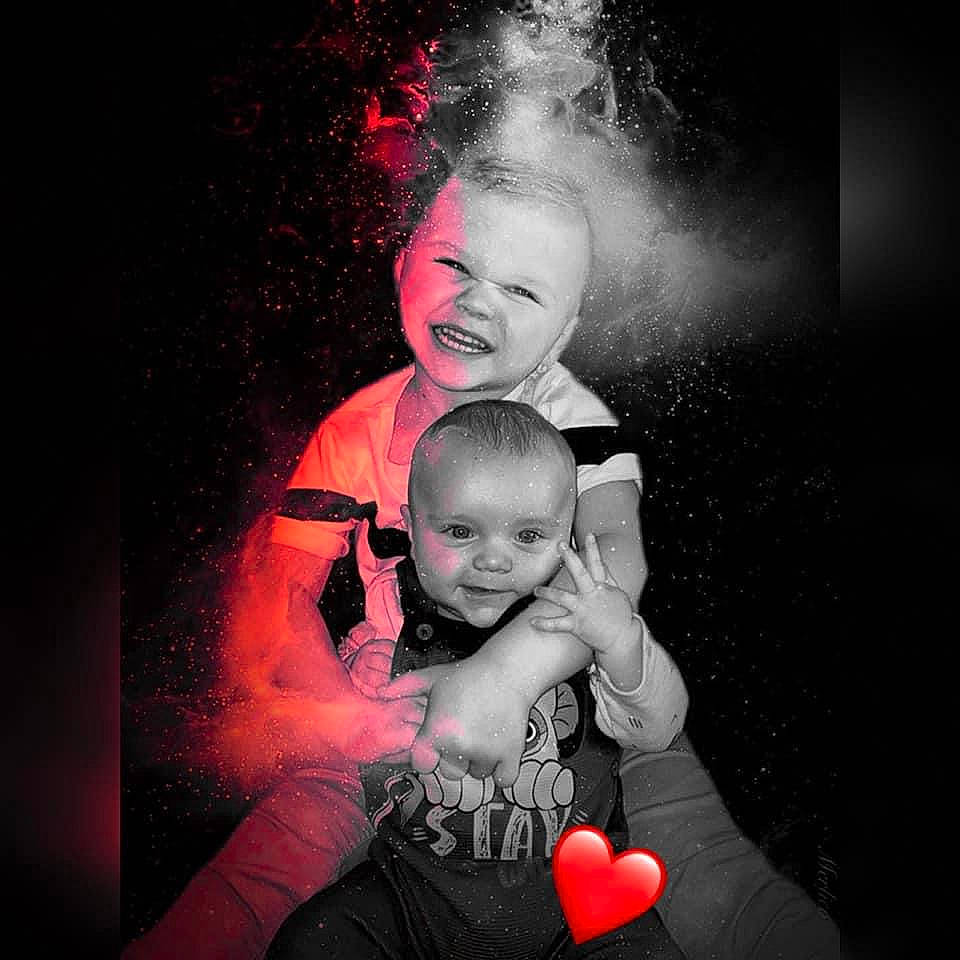 Mayron a rejoint le concours — aidez-le/la à gagner de superbes lots ! art, baby, child, cloud, darkness, event, flash_photography, font, fun, gesture, happy, interaction, love, monochrome, monochrome_photography, person, smile, style, t_shirt, toddler