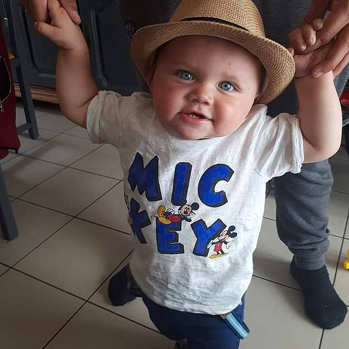 Mayron a rejoint le concours — aidez-le/la à gagner de superbes lots ! baby_toddler_clothing, child, clothing, cool, fashion_accessory, fun, hat, headgear, outerwear, person, sleeve, smile, sun_hat, t_shirt, toddler