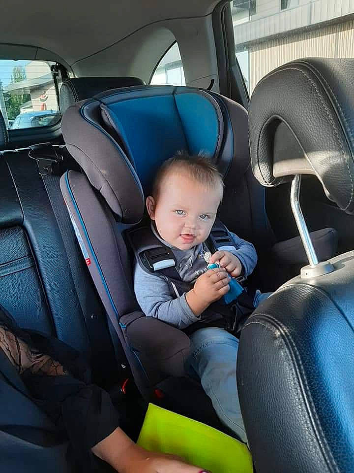 Mayron a rejoint le concours — aidez-le/la à gagner de superbes lots ! auto_part, baby_in_car_seat, car, car_seat, car_seat_cover, child, family_car, head_restraint, person, seat_belt, steering_wheel, vehicle
