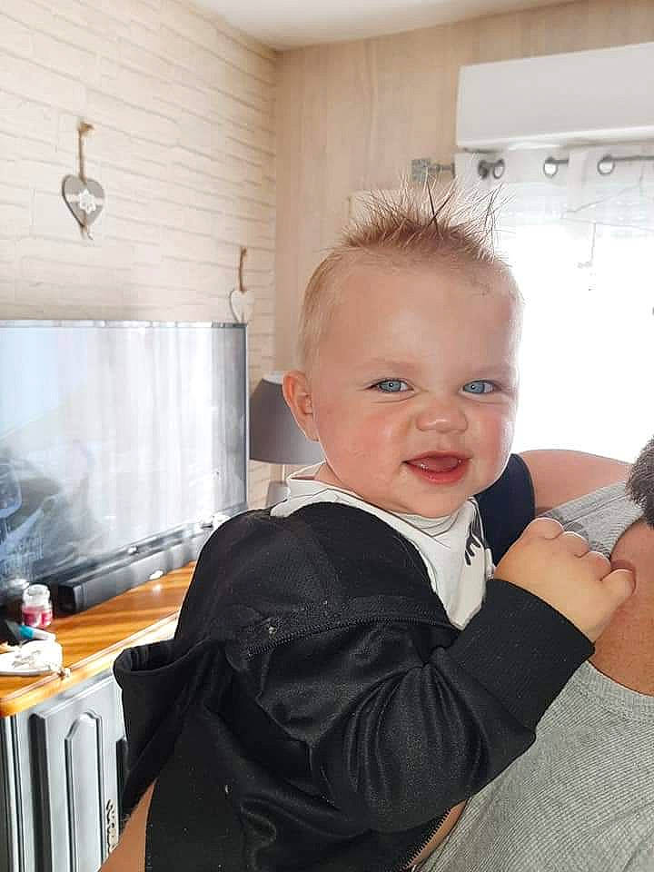 Mayron a rejoint le concours — aidez-le/la à gagner de superbes lots ! arm, baby, child, person, room, sitting, smile, toddler