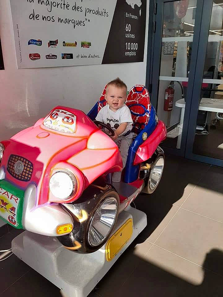 Mayron participe au concours pour gagner de l'argent avec cette photo : antique_car, automotive_design, automotive_exterior, automotive_wheel_system, car, child, classic, mid_size_car, model_car, person, technology, toy, toy_vehicle, vacation, vehicle, vintage_car, wheel