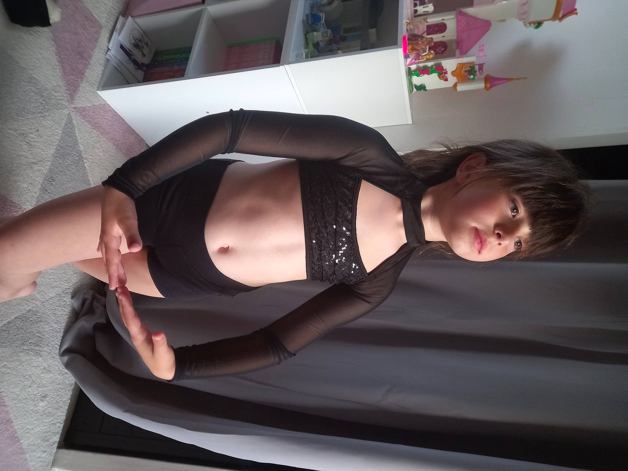 Lorine a rejoint le concours — aidez-le/la à gagner de superbes lots ! abdomen, art_model, automotive_design, chest, comfort, dress, elbow, eyewear, fashion_design, fashion_model, hip, human_leg, joint, knee, person, room, shoulder, thigh, trunk, waist