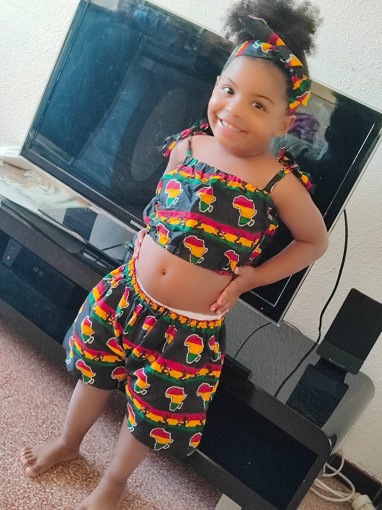 Wendy a rejoint le concours — aidez-le/la à gagner de superbes lots ! abdomen, bag, black_hair, happy, human_leg, joint, joy, knee, magenta, neck, pattern, person, pink, shorts, shoulder, smile, snapshot, t_shirt, thigh, toddler