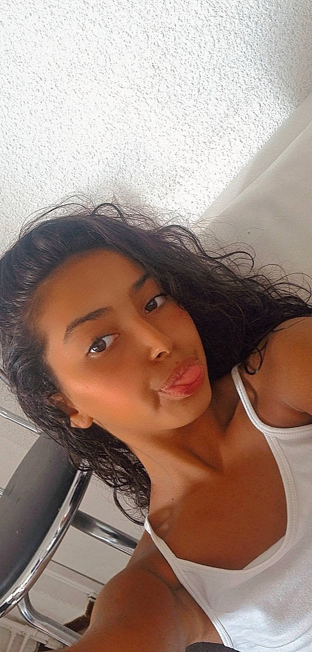 Rihanna a rejoint le concours — aidez-le/la à gagner de superbes lots ! black_hair, chest, chin, dress, eye, eyebrow, eyelash, flash_photography, hairstyle, happy, human_leg, lip, long_hair, mouth, neck, nose, person, skin, sleeveless_shirt, smile