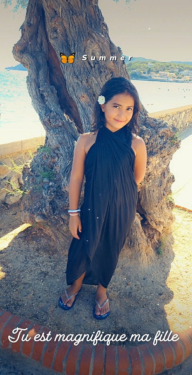 Rihanna participe au concours pour gagner de l'argent avec cette photo : azure, black_hair, cool, day_dress, denim, electric_blue, fashion_design, flash_photography, formal_wear, hair, hairstyle, happy, human_leg, joy, landscape, long_hair, people_in_nature, person, sleeve, thigh