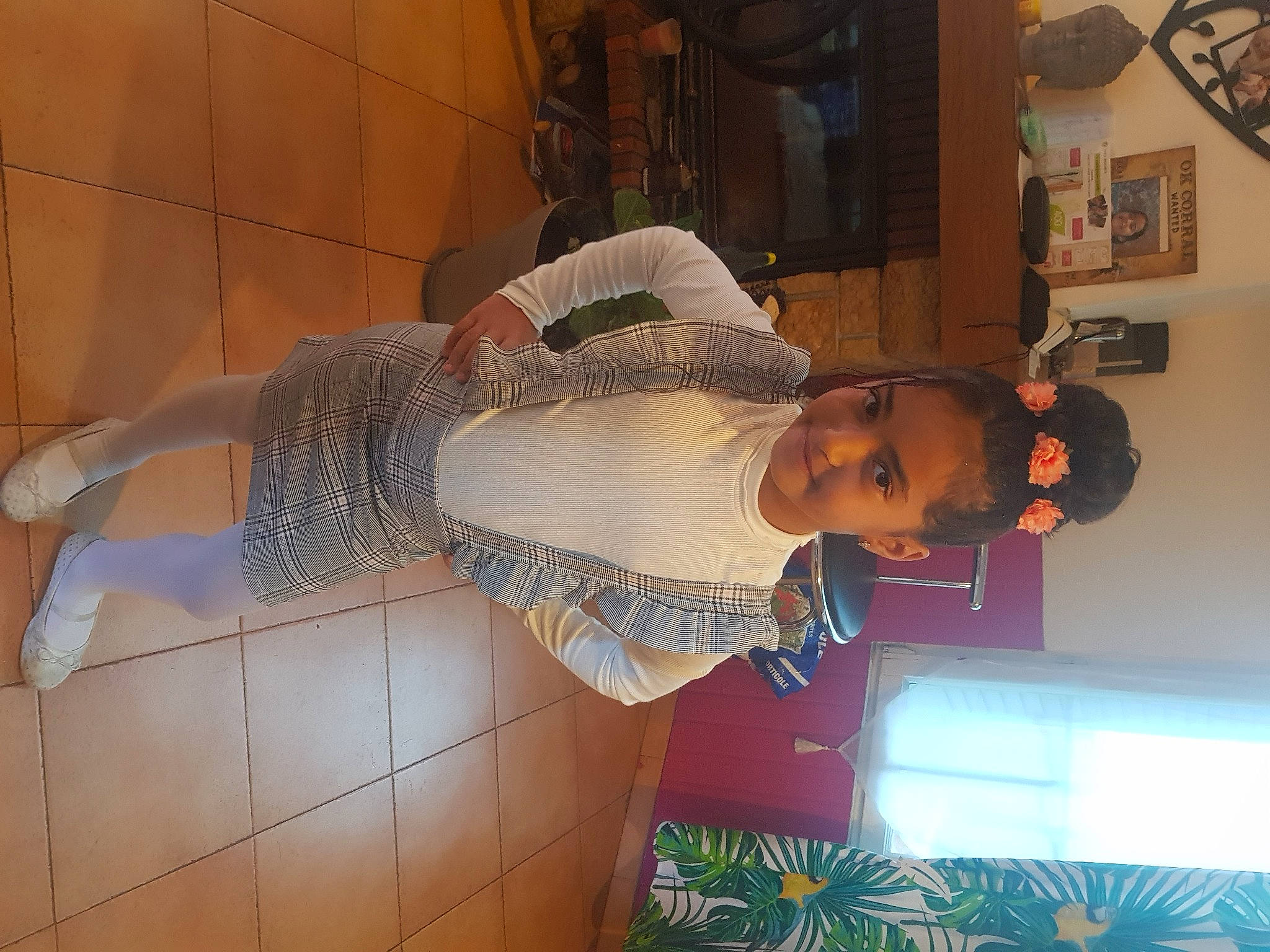 Rihanna participe au concours pour gagner de l'argent avec cette photo : child, event, flooring, fun, happy, human_leg, joy, pattern, person, picture_frame, plant, room, shelf, smile, thigh