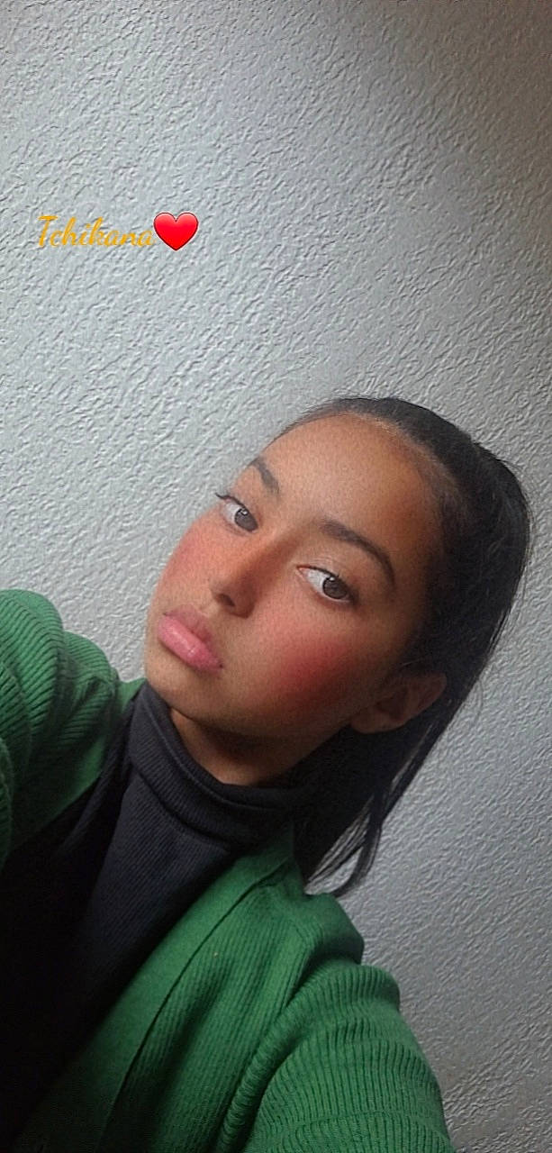 Rihanna participe au concours pour gagner de l'argent avec cette photo : black_hair, cheek, chin, ear, eyebrow, eyelash, eyewear, fashion_accessory, flash_photography, forehead, fun, hair_coloring, hoodie, jaw, lip, magenta, nose, person, portrait_photography, room