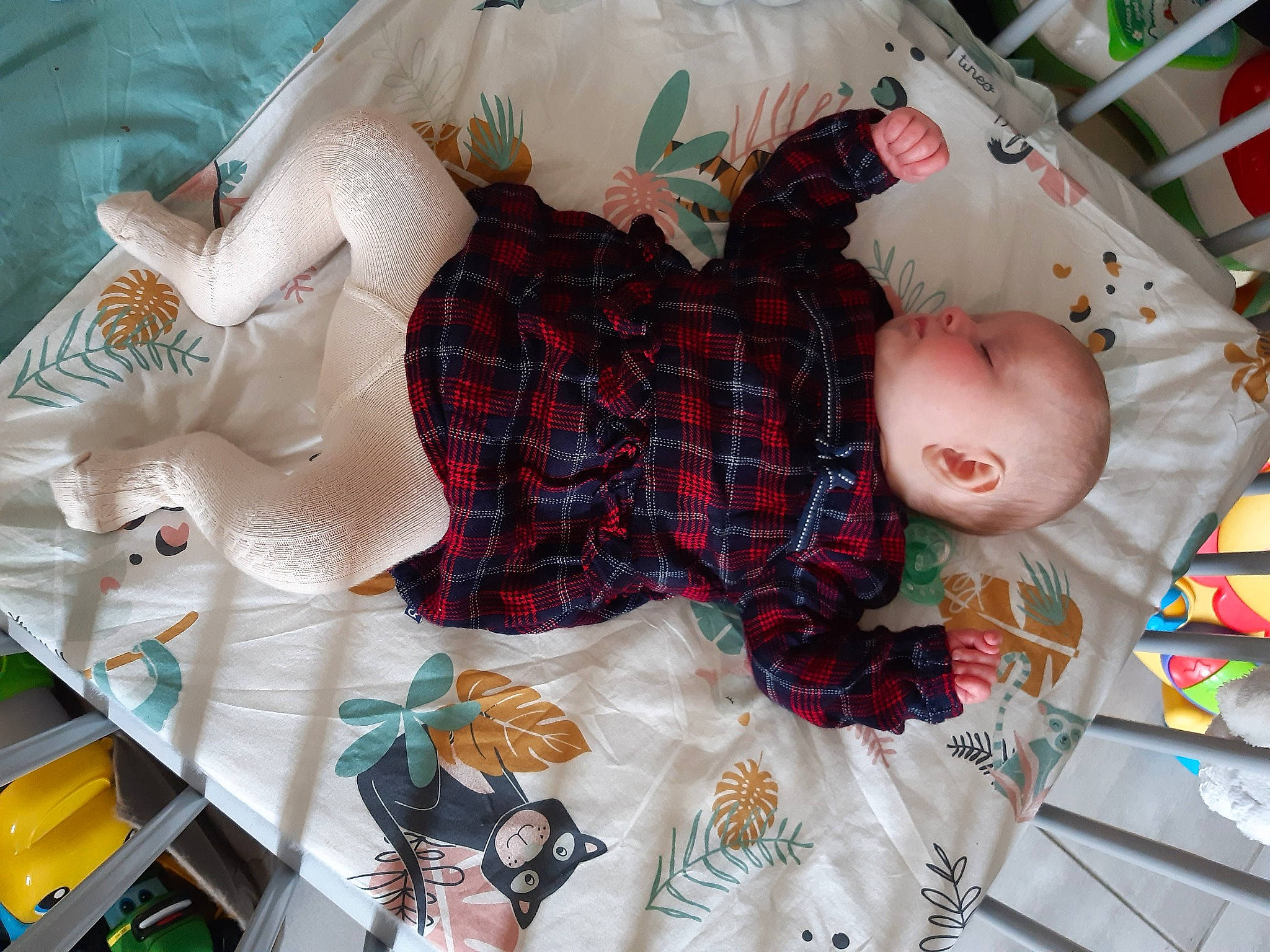 Mélodie a rejoint le concours — aidez-le/la à gagner de superbes lots ! baby, baby_products, baby_toddler_clothing, baby_toys, bed, bed_sheet, bedding, bedtime, child, comfort, doll, linens, pattern, person, plaid, room, sock, stuffed_toy, tartan, toddler