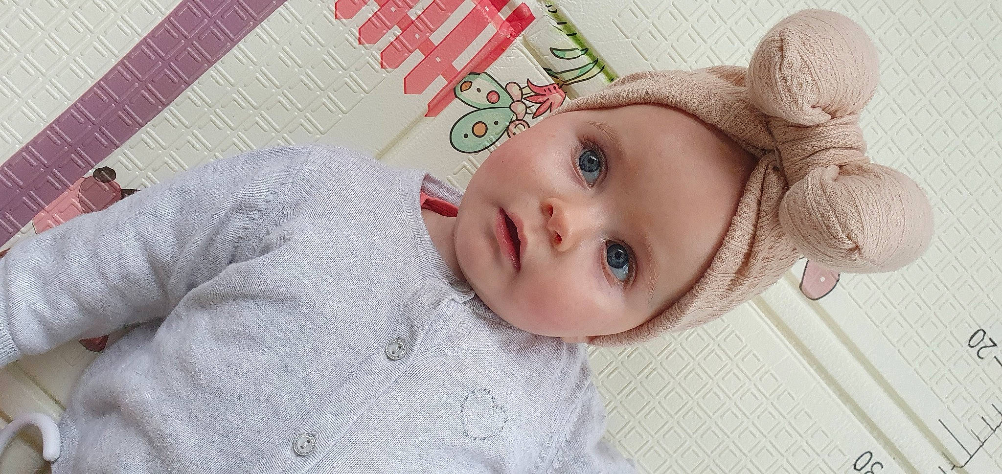 Mélodie participe au concours pour gagner de l'argent avec cette photo : baby, cap, cheek, child, chin, eye, eyelash, fedora, happy, hat, linens, lip, nose, pattern, person, pink, skin, sleeve, sun_hat, textile