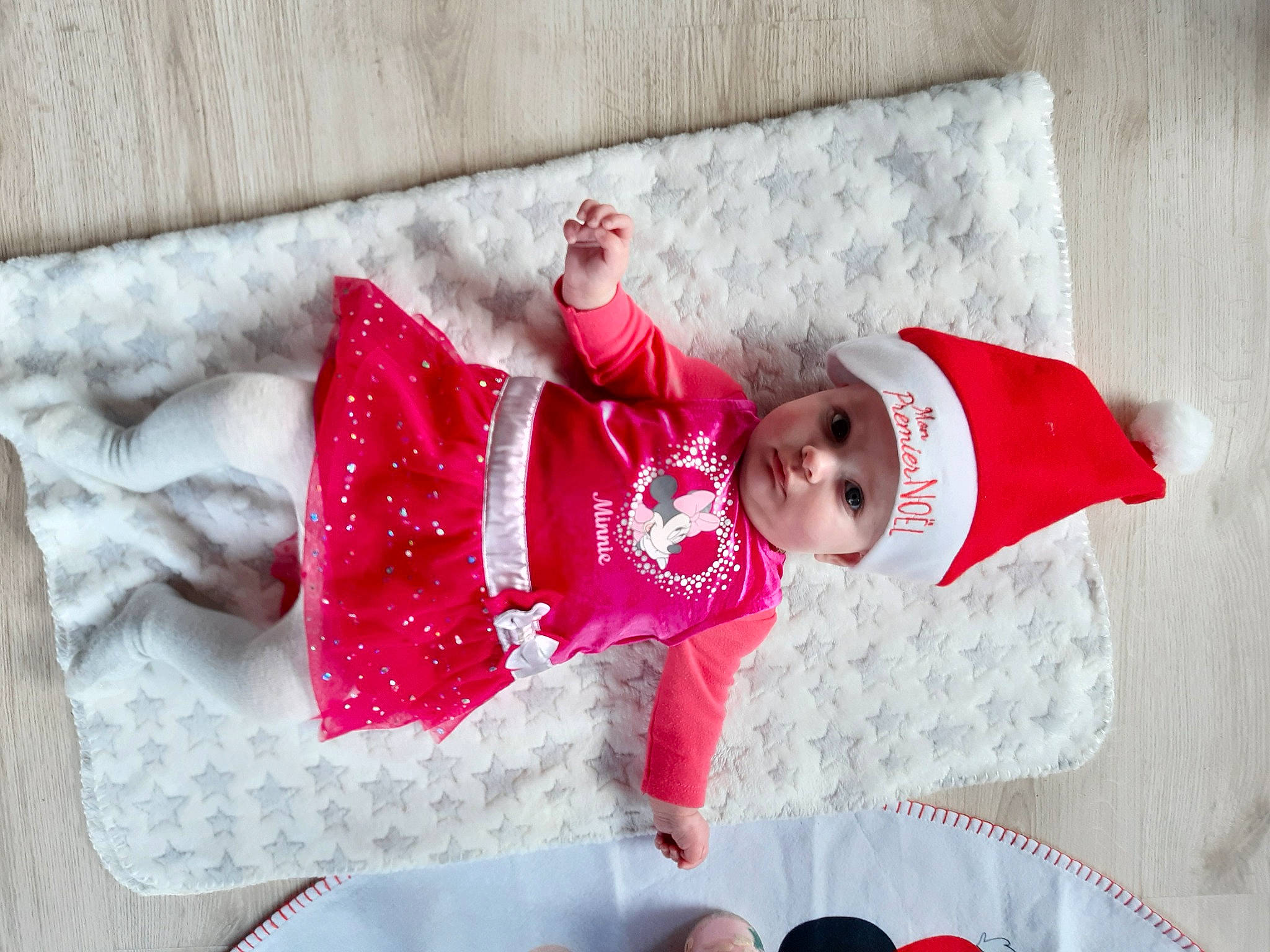 Mélodie a rejoint le concours — aidez-le/la à gagner de superbes lots ! baby, baby_toddler_clothing, carmine, child, christmas, christmas_eve, comfort, couch, event, face, headwear, holiday, linens, person, red, room, sitting, sleeve, sock, toddler
