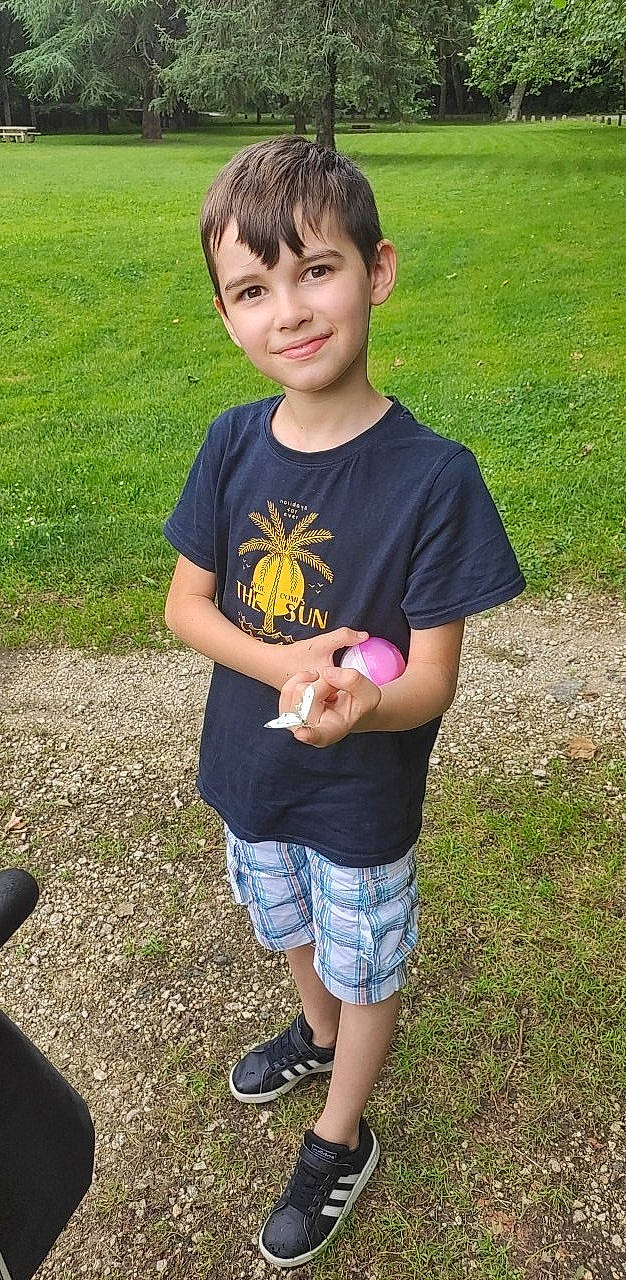Ethan participe au concours pour gagner de l'argent avec cette photo : bangs, child, fun, grass, grassland, happy, joy, lawn, leisure, pattern, people_in_nature, person, play, recreation, shorts, sitting, sleeve, smile, summer, t_shirt