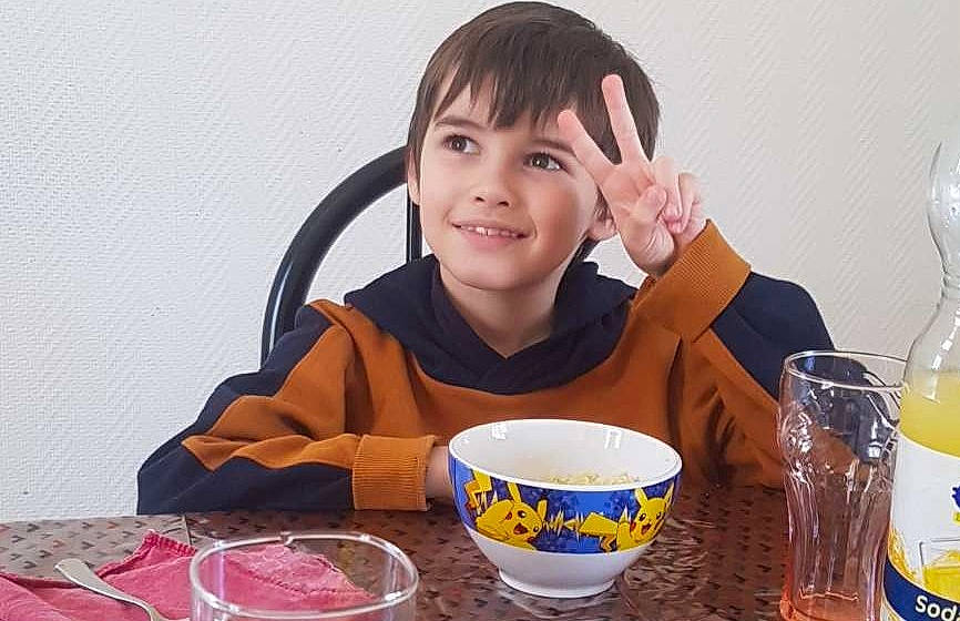 Ethan participe au concours pour gagner de l'argent avec cette photo : chair, child, comfort_food, cup, drink, drinkware, fun, happy, joy, junk_food, leisure, orange_soft_drink, person, play, serveware, sharing, sleeve, smile, t_shirt, table