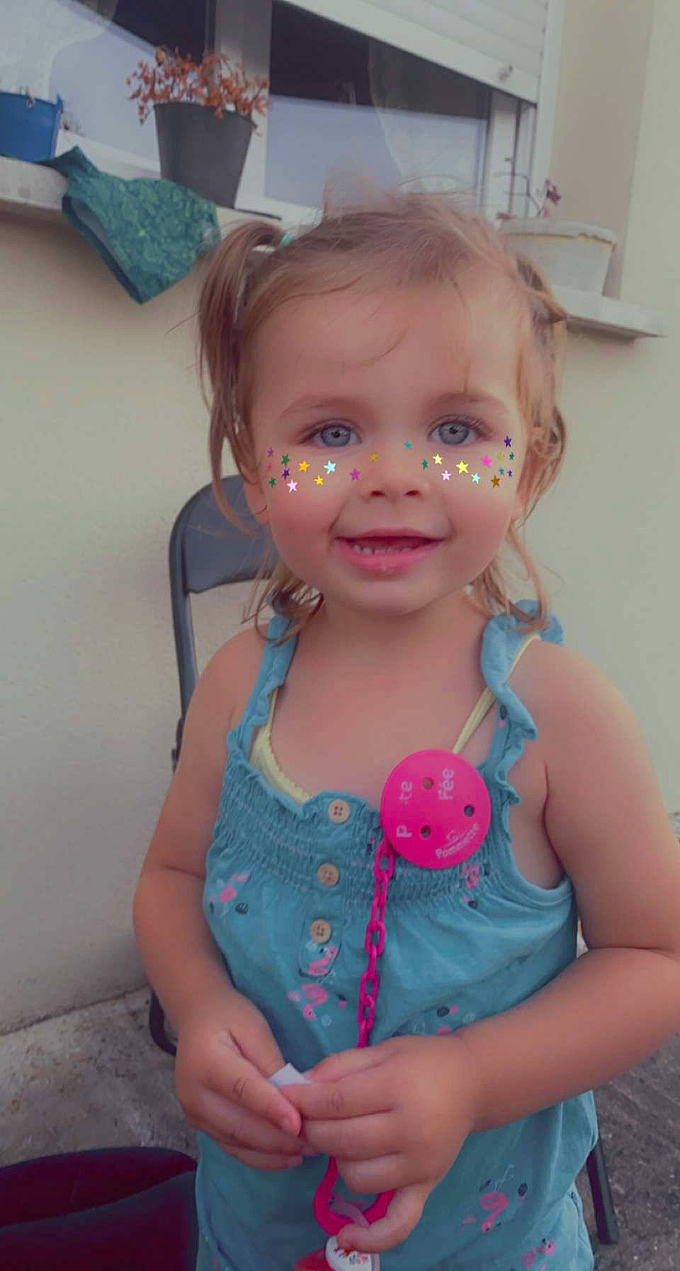 Chloé a rejoint le concours — aidez-le/la à gagner de superbes lots ! arm, baby_toddler_clothing, blue, cheek, chin, dress, eye, eyebrow, facial_expression, hand, head, human_body, iris, joy, lip, mouth, neck, nose, person, shoulder