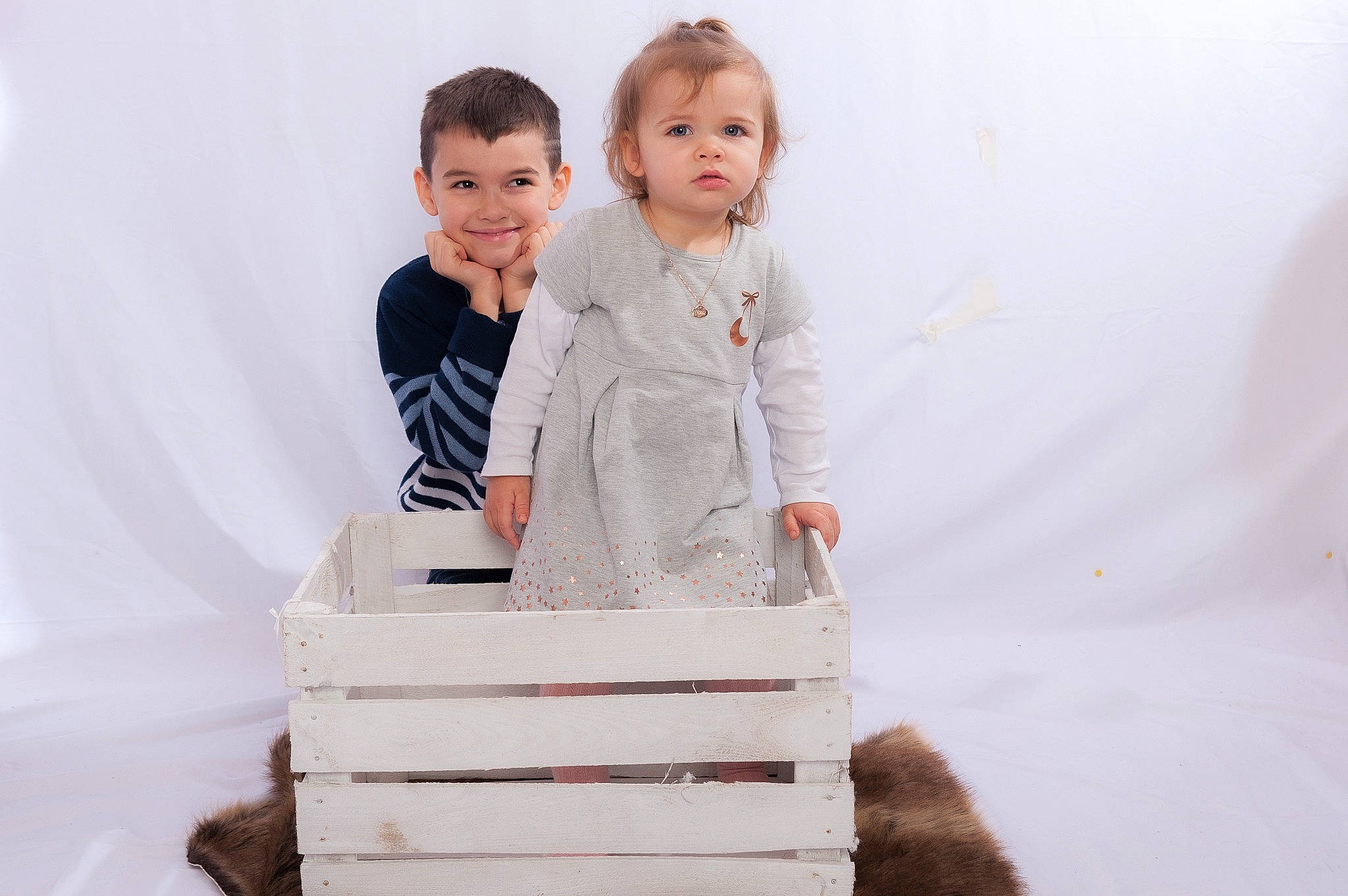 Chloé participe au concours pour gagner de l'argent avec cette photo : baby, baby_products, child, dress, dress_shirt, event, flash_photography, formal_wear, fun, gesture, happy, jacket, joy, leisure, person, sitting, sleeve, smile, street_fashion, suit