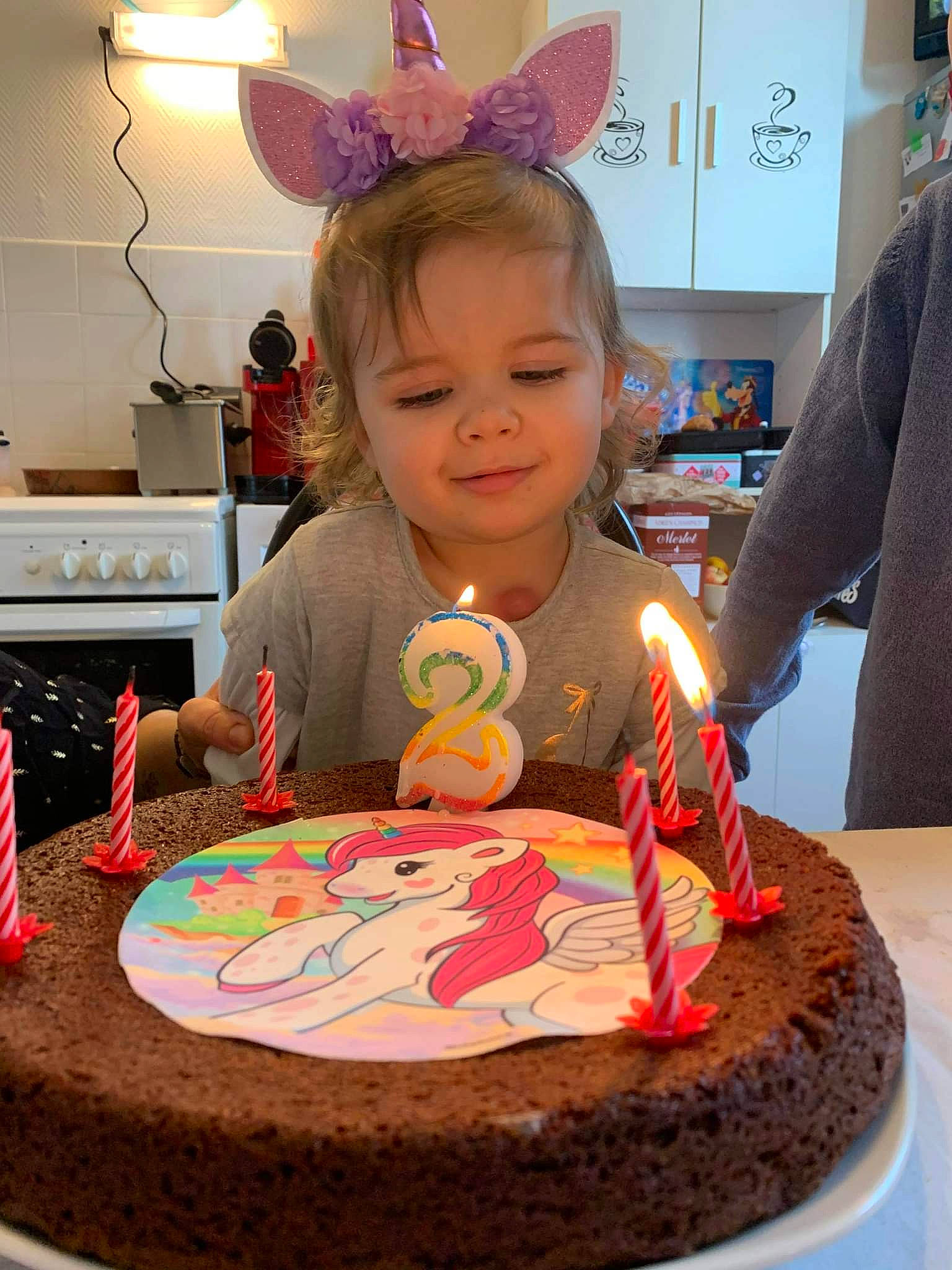 Chloé a rejoint le concours — aidez-le/la à gagner de superbes lots ! baked_goods, birthday, birthday_cake, birthday_candle, birthday_party, buttercream, cake, cake_decorating, cake_decorating_supply, candle, cuisine, event, food, fun, person, plate, smile, sugar_cake, table, tableware