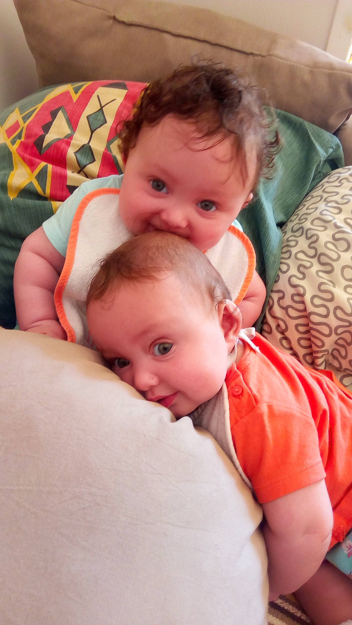 Serena participe au concours pour gagner de l'argent avec cette photo : abdomen, baby, cheek, chin, comfort, eye, face, finger, hair, happy, human_body, iris, lip, mouth, nose, person, skin, stomach, textile, toddler