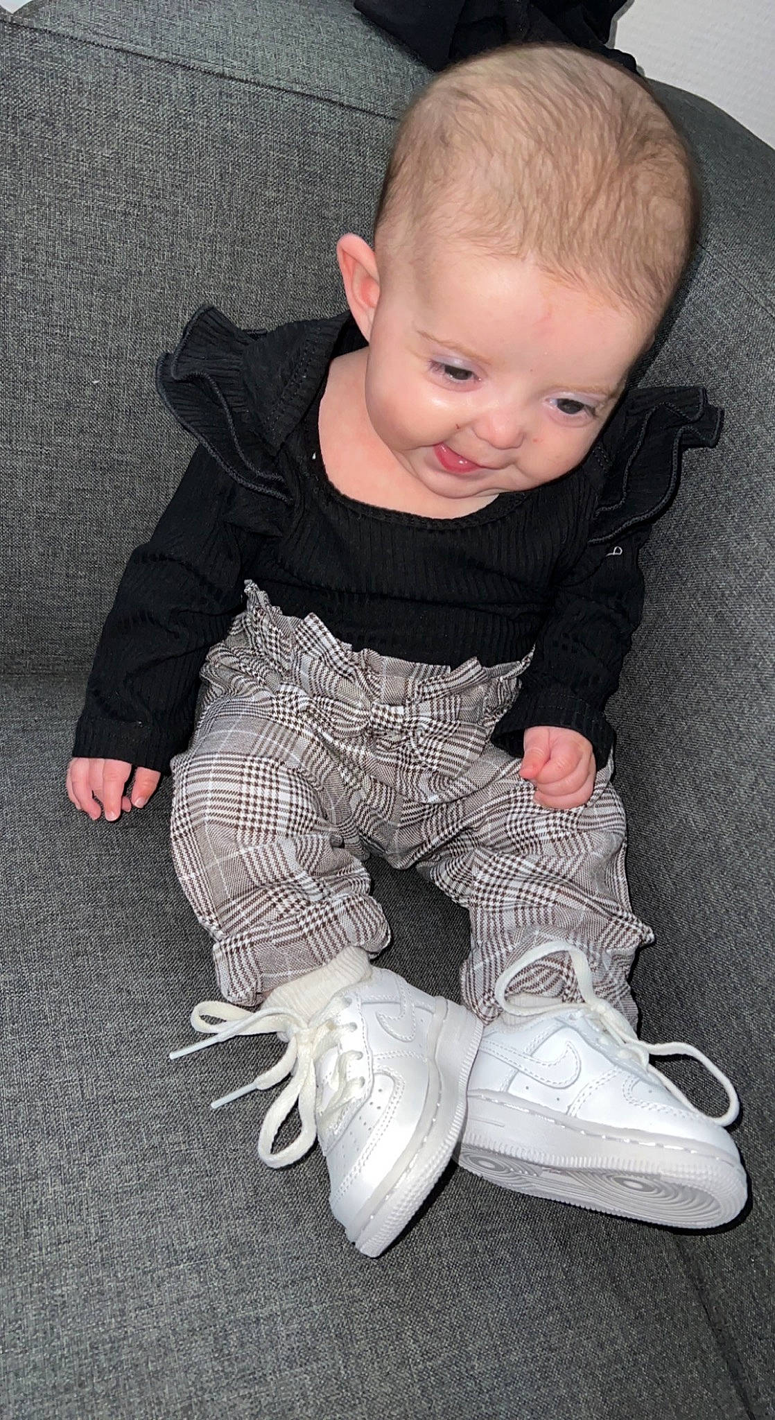 Mencía participe au concours pour gagner de l'argent avec cette photo : baby, baby_toddler_clothing, cheek, cool, eye, face, finger, grey, hand, head, human_body, iris, joint, leg, person, skin, sleeve, smile, standing, toddler