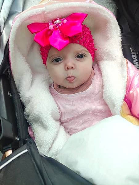 Mencía a rejoint le concours — aidez-le/la à gagner de superbes lots ! baby, baby_toddler_clothing, cap, cheek, dress, eye, eyebrow, eyelash, fur_clothing, happy, head, headgear, headwear, iris, lip, outerwear, person, petal, pink, plant