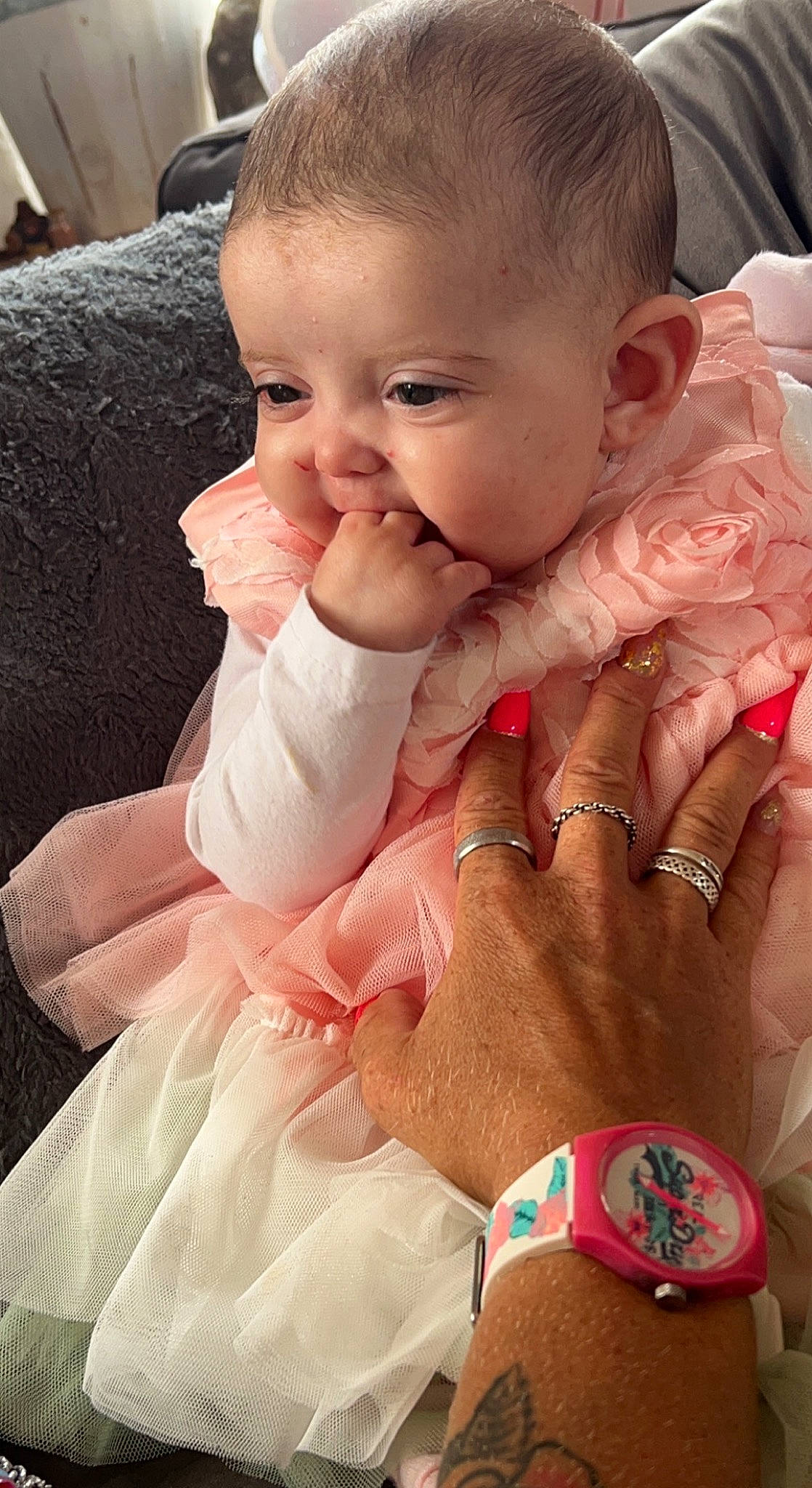 Mencía a rejoint le concours — aidez-le/la à gagner de superbes lots ! arm, baby_toddler_clothing, cheek, eyebrow, face, finger, gesture, hand, happy, head, lip, mouth, muscle, neck, nose, organ, person, pink, skin, smile