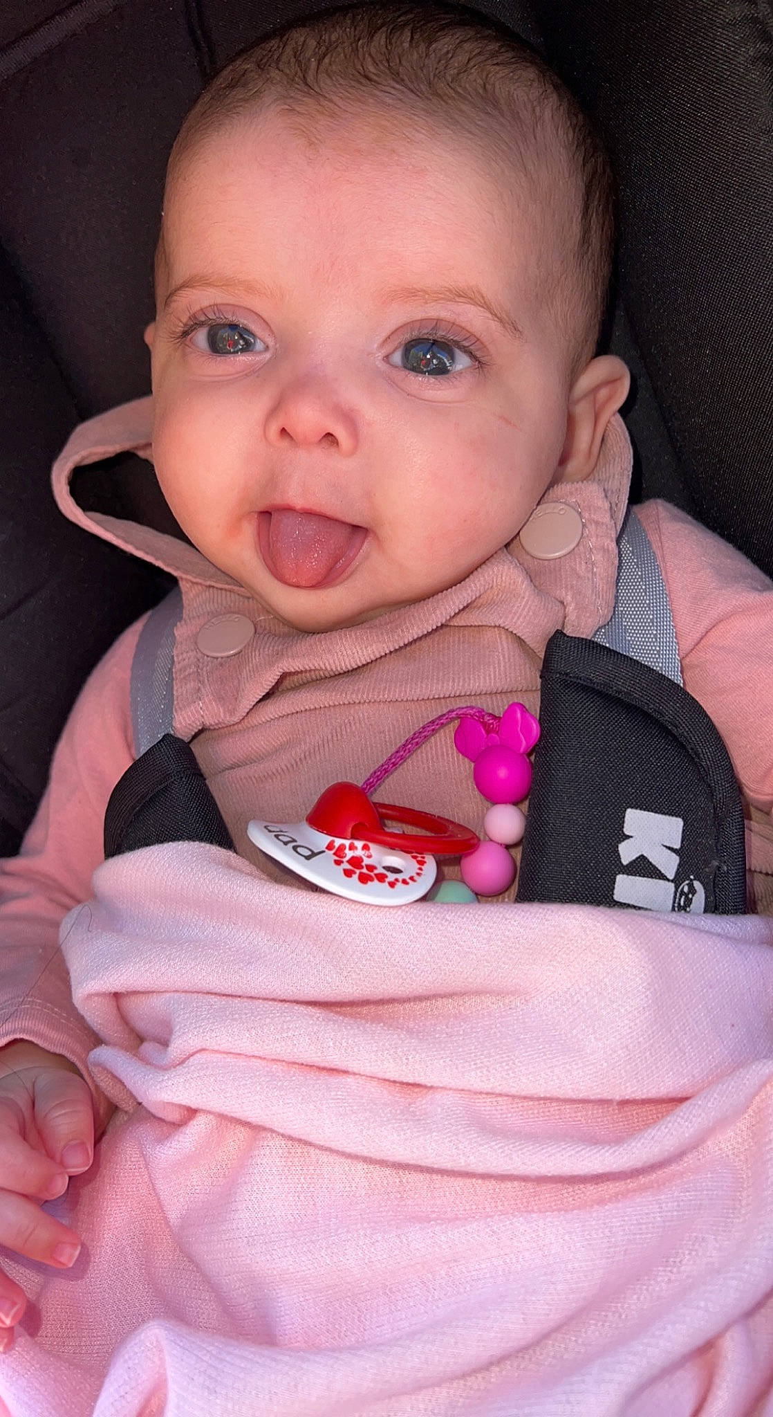 Mencía a rejoint le concours — aidez-le/la à gagner de superbes lots ! arm, baby, baby_carriage, baby_toddler_clothing, cheek, chin, comfort, eyebrow, finger, hand, human_body, lip, mouth, neck, nose, person, product, skin, sleeve, smile