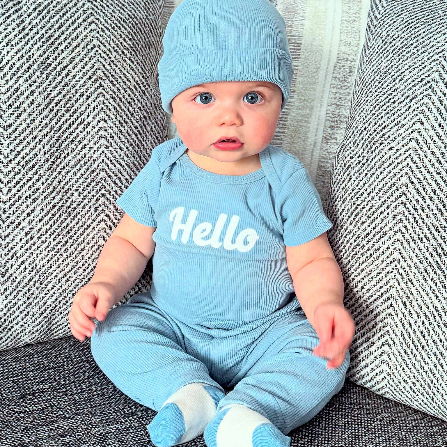 Jovi participe au concours pour gagner de l'argent avec cette photo : baby, baseballcap, cap, clothing, couch, cushion, face, furniture, hat, head, homedecor, hosiery, jeans, pants, person, photography, portrait, sitting, sleeve, sock