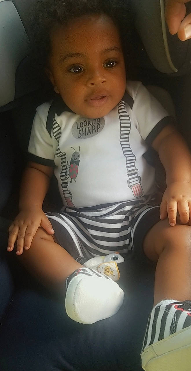 Se'Maj joined the competition — help win amazing prizes! black, cheek, eye, eyebrow, face, facial_expression, gesture, hand, joint, leg, lip, mouth, neck, nose, organ, person, skin, sleeve, thigh, white