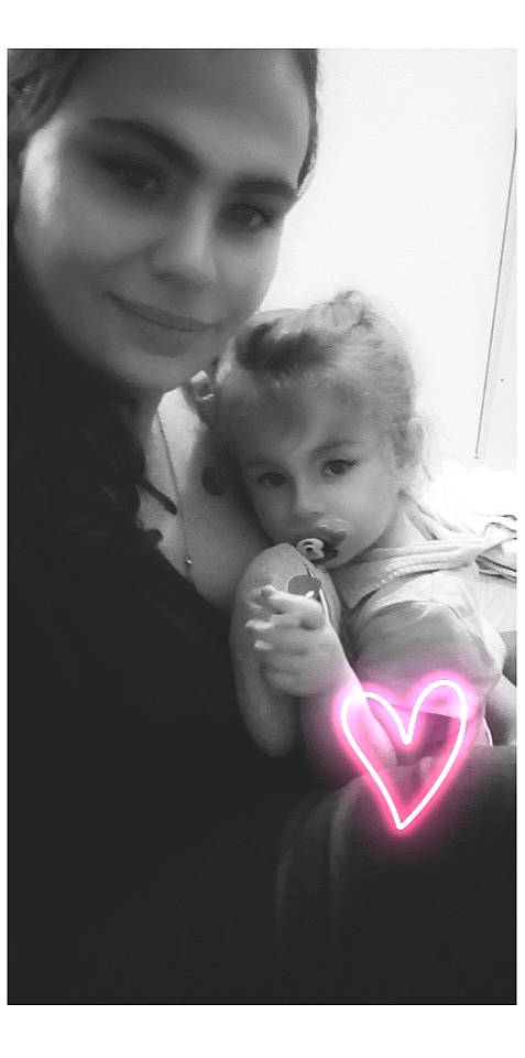 Enola participe au concours pour gagner de l'argent avec cette photo : baby, beauty, black, black_and_white, cheek, eye, face, flash_photography, fun, gesture, happy, iris, joy, lip, mouth, nose, person, skin, smile, style