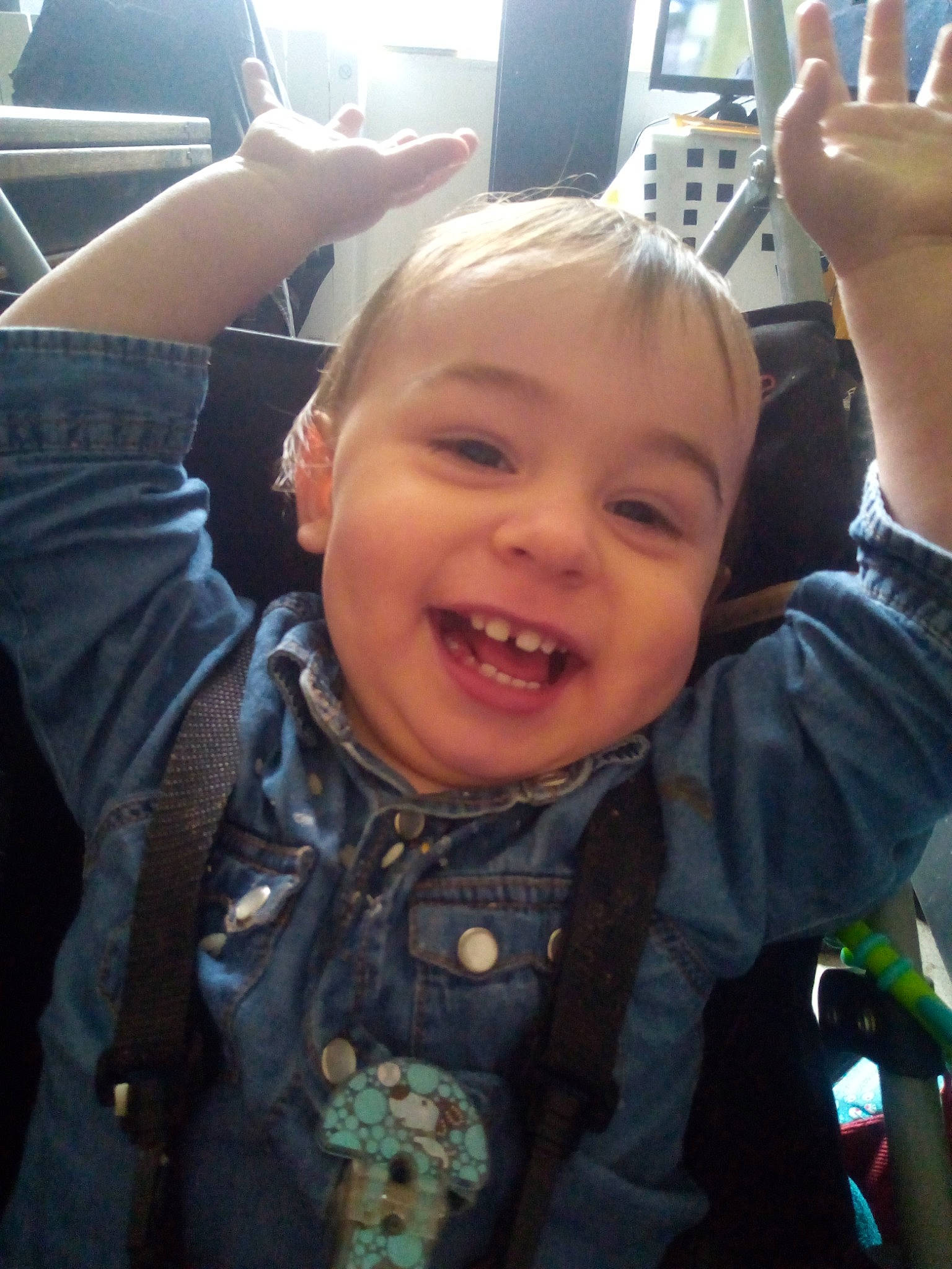 Elouann participe au concours pour gagner de l'argent avec cette photo : arm, cheek, chin, ear, eyebrow, forehead, hair, hand, human_body, joint, lip, mouth, muscle, neck, nose, organ, person, shoulder, skin, smile