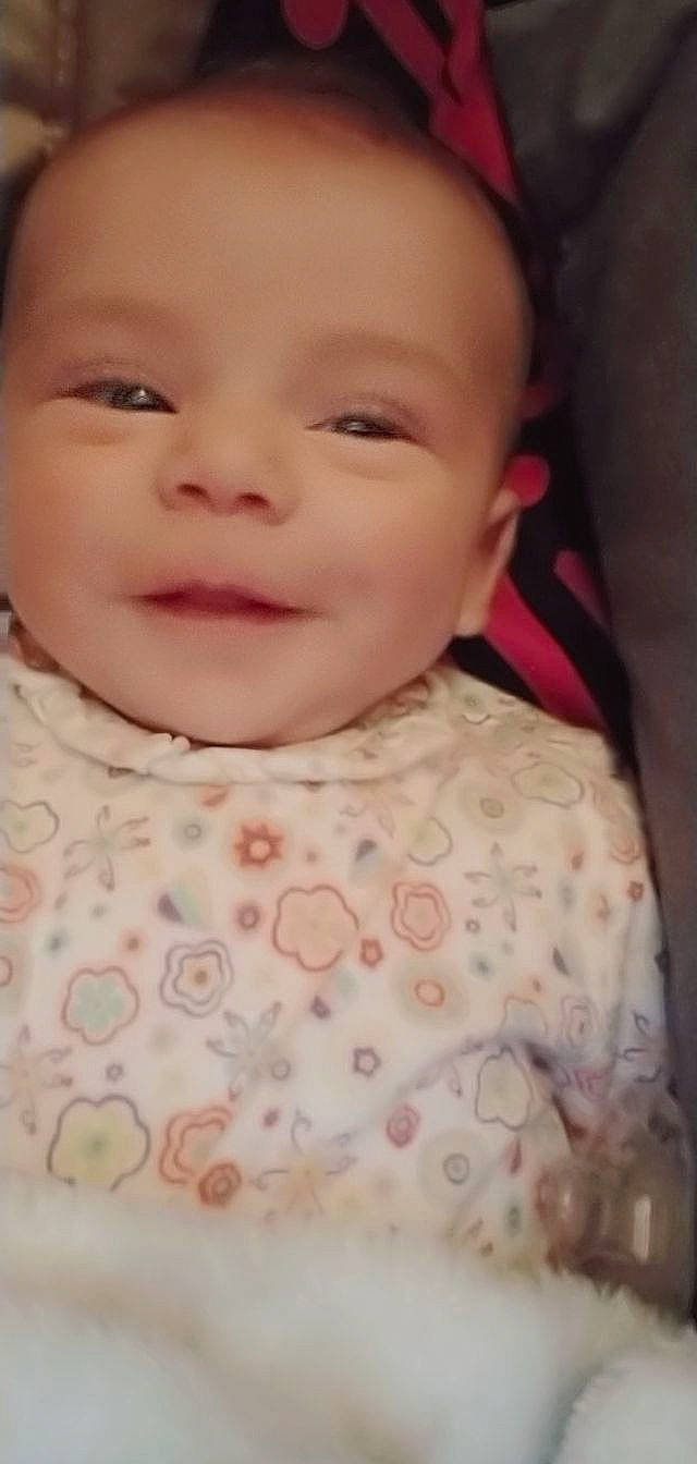 Kassy a rejoint le concours — aidez-le/la à gagner de superbes lots ! baby, baby_toddler_clothing, cheek, chin, clothing, dress, eyebrow, face, facial_expression, human_body, iris, lip, mouth, neck, nose, outerwear, person, skin, sleeve, smile