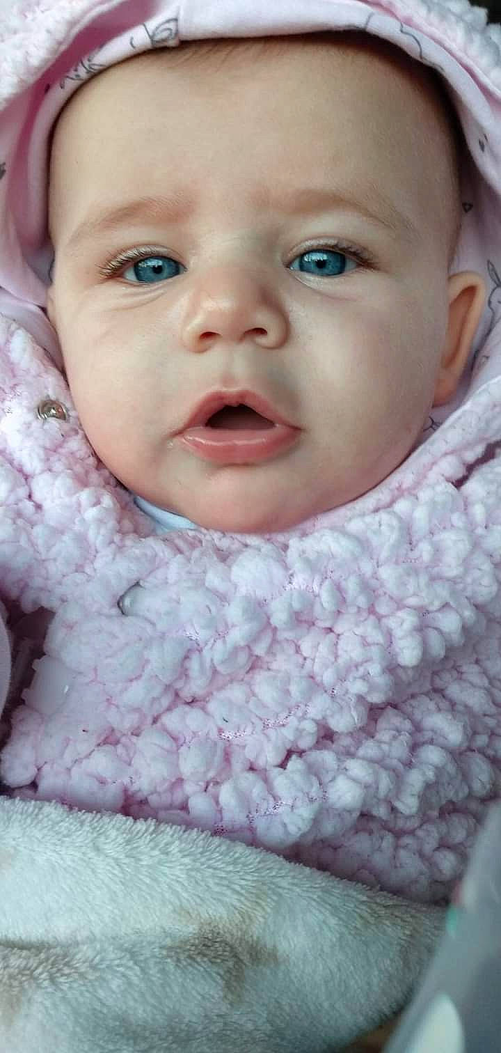 Kassy a rejoint le concours — aidez-le/la à gagner de superbes lots ! baby, baby_toddler_clothing, beauty, cheek, child, chin, eyebrow, eyelash, facial_expression, happy, iris, lip, mouth, nose, organ, person, photograph, pink, skin, textile