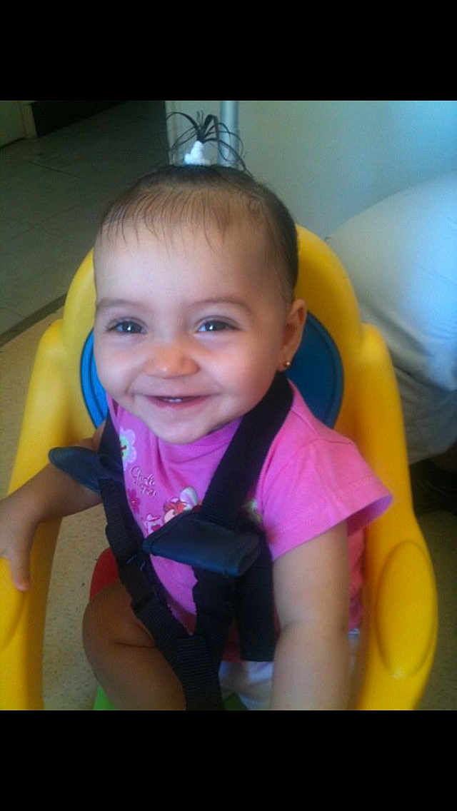 Louna Kalousdian participe au concours pour gagner de l'argent avec cette photo : toddler, child, smile, high_chair, pink_shirt, hair_tie, indoor, seat_belt, happy, baby, person, face, cute, small_child, playful, sitting, young_child, secure, bright_colors, cheerful