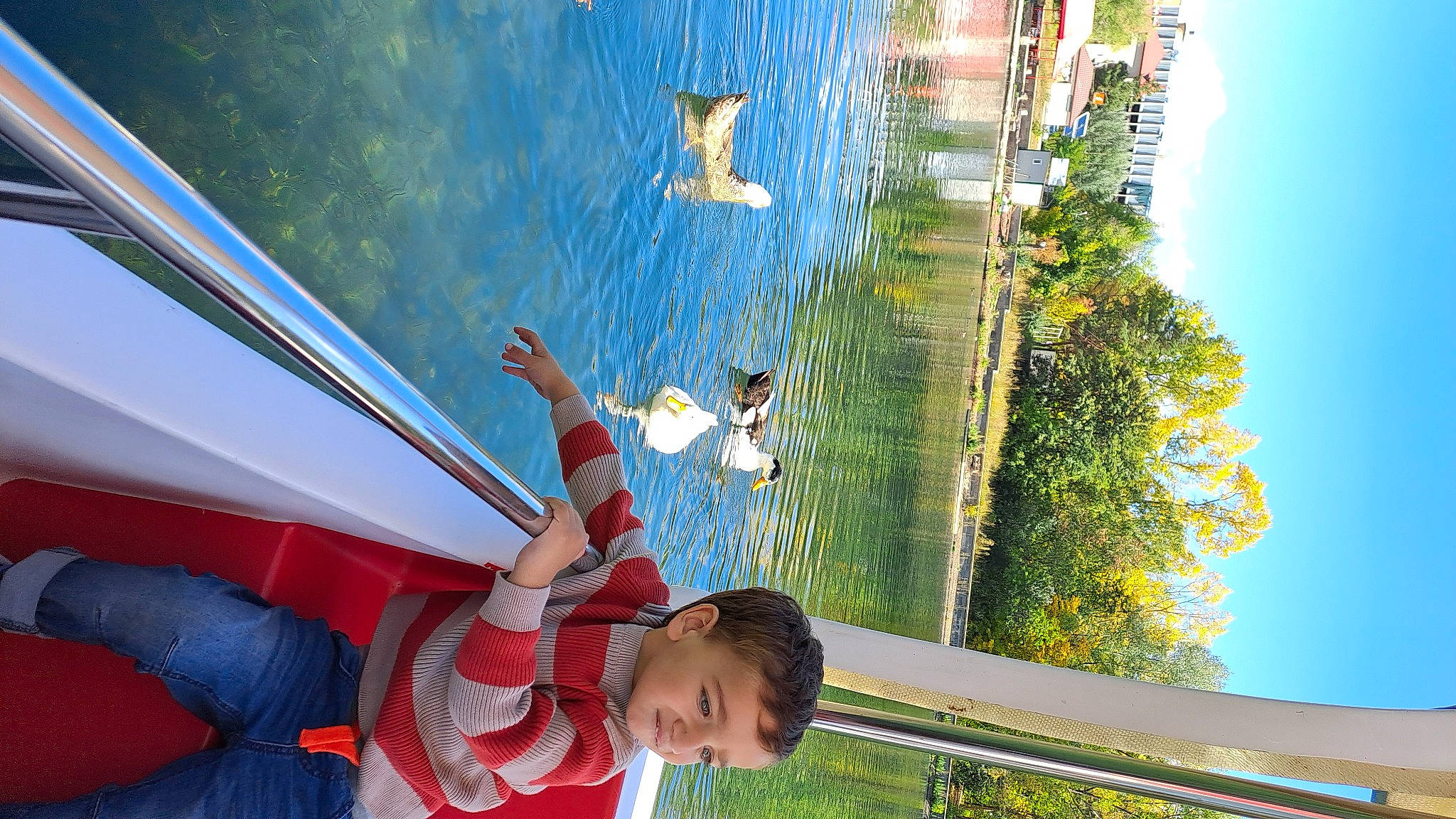 Davit participe au concours pour gagner de l'argent avec cette photo : art, automotive_exterior, azure, blue, boats_and_boating_equipment_and_supplies, daytime, electric_blue, fun, leaf, leisure, line, person, plant, recreation, sky, summer, t_shirt, tree, vacation, water