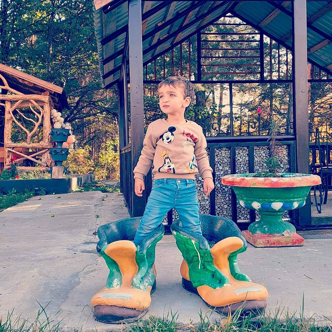 Davit participe au concours pour gagner de l'argent avec cette photo : barechested, bench, cool, daytime, denim, electric_blue, eyewear, fun, grass, happy, human_leg, knee, lawn_ornament, leisure, people_in_nature, person, plant, sitting, thigh, tree