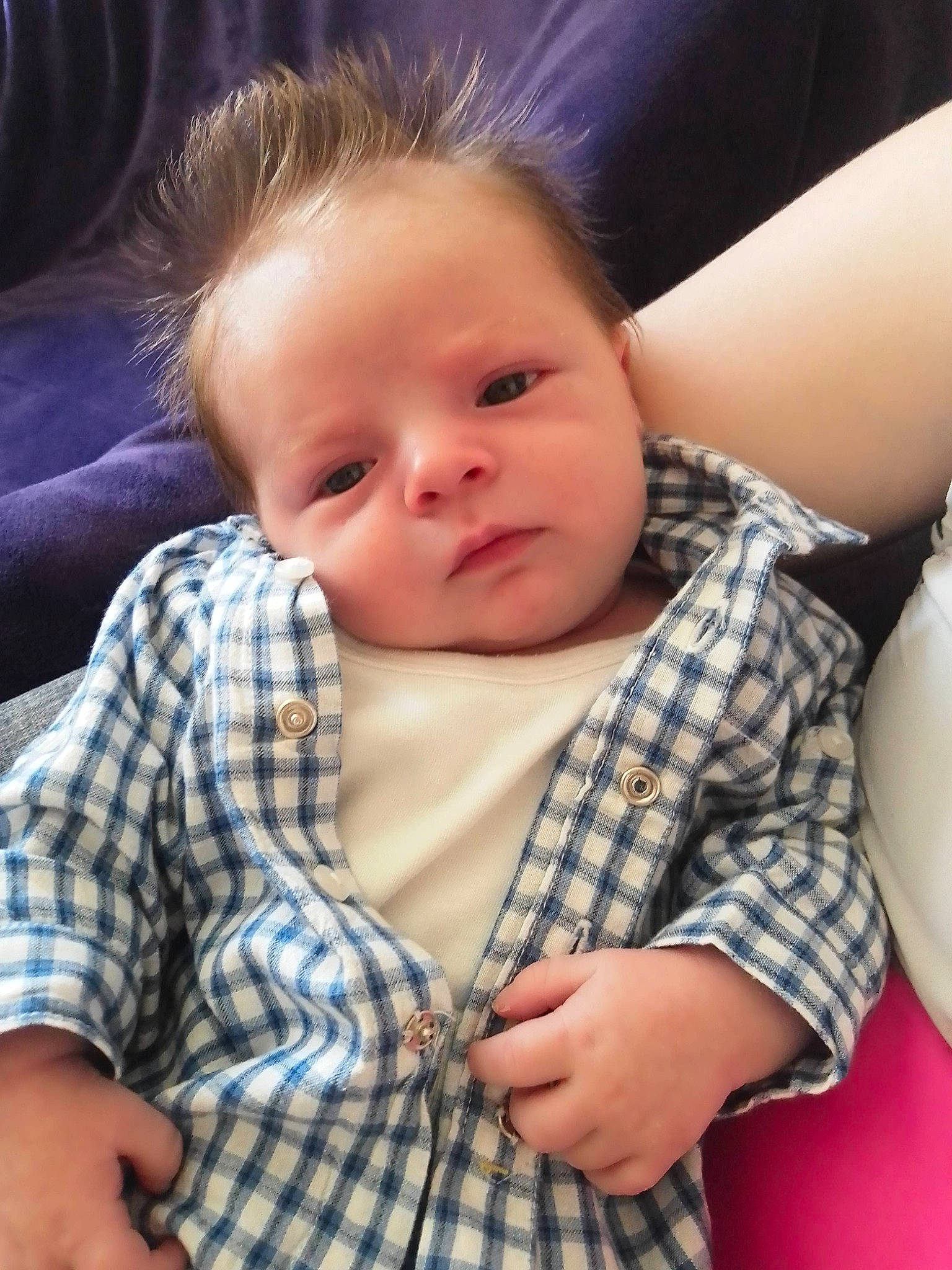 Yvane participe au concours pour gagner de l'argent avec cette photo : abdomen, baby, cheek, child, comfort, elbow, eyelash, finger, iris, lip, mouth, nose, person, plaid, shoulder, skin, sleeve, tartan, textile, toddler